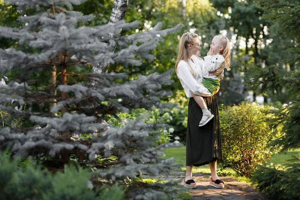 Mom Holds Her Daughter Her Arms Summer Walk Happiness — Stock Photo, Image