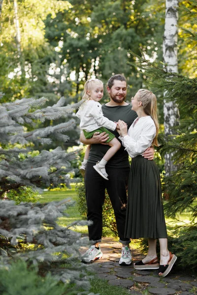 Gelukkige Familie Zomer Een Wandeling Het Park — Stockfoto