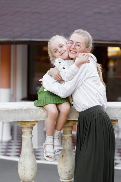 Mamá Abraza Hija Verano Para Dar Paseo Por Parque — Foto de Stock