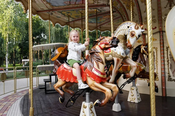 Yazın atlı karıncada küçük bir kız