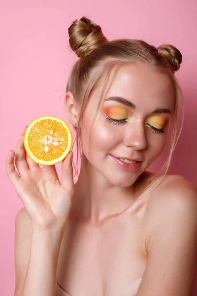 Meisje Met Oranje Zomer Make Een Roze Achtergrond — Stockfoto