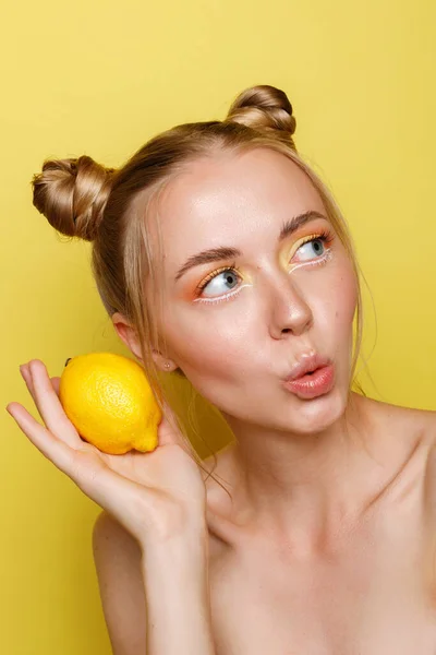 Emotional Girl Lemon Yellow Background — Stock Photo, Image