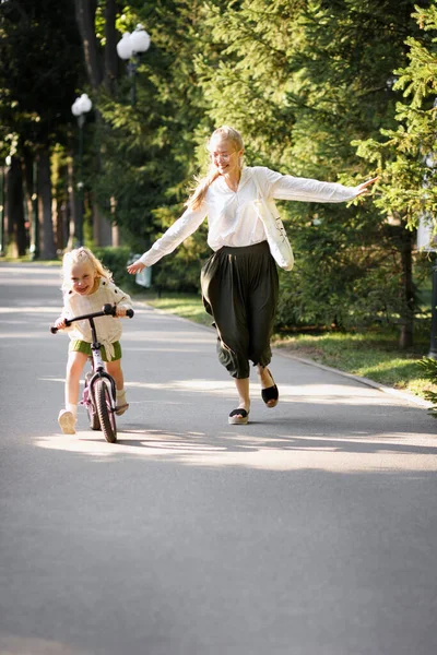 Mamá Hija Corren Parque Para Dar Paseo Verano — Foto de Stock