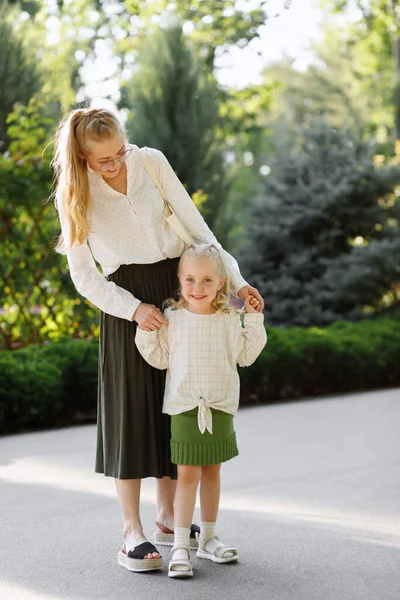 Mamá Hija Parque Paseo Verano — Foto de Stock