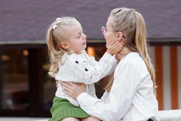 Mamá Hija Miran Sonríen — Foto de Stock