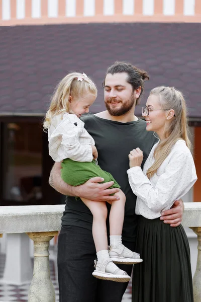 Gelukkige Familie Lachend Het Park Zomer — Stockfoto