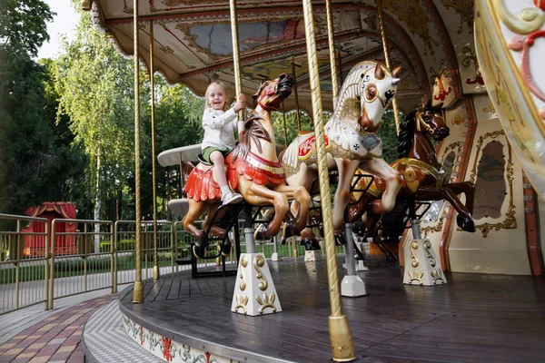 Niña Carrusel Francés Parque Atracciones —  Fotos de Stock