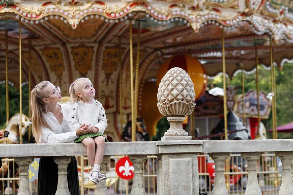 Mamá Hija Parque Atracciones Verano Paseo —  Fotos de Stock