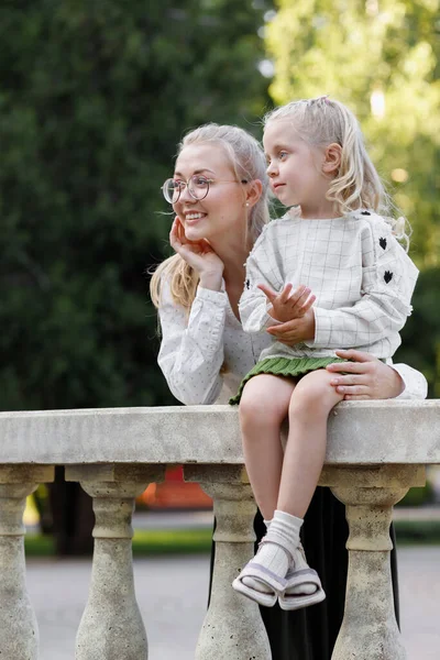 Feliz Familia Verano Parque Sonriendo — Foto de Stock