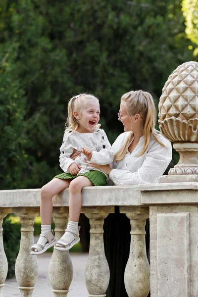 Mãe Filha Feliz Pastar Verão Passeio — Fotografia de Stock