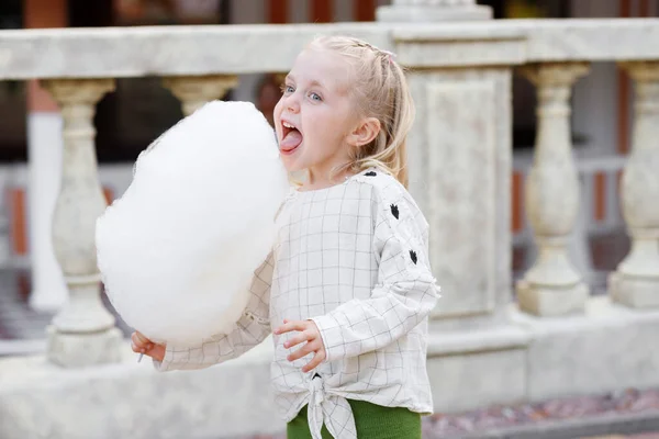 Niña Con Dulce Postre Algodón Parque Paseo — Foto de Stock