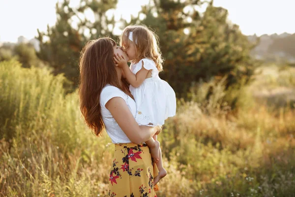 Mães Filha Natureza Beijo Passeio Verão — Fotografia de Stock