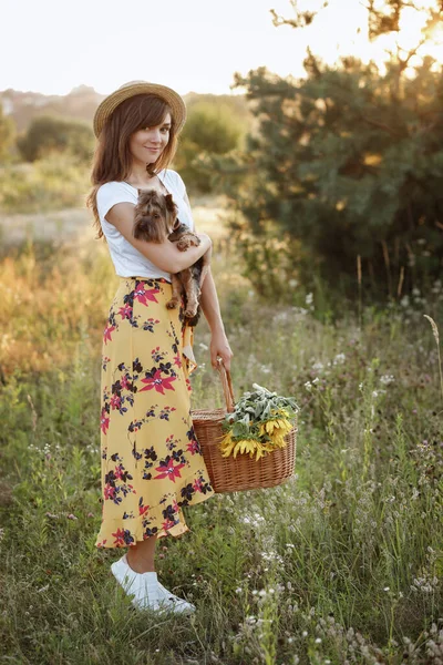 Menina Com Cão Cesta Piquenique Verão Pôr Sol Passeio — Fotografia de Stock