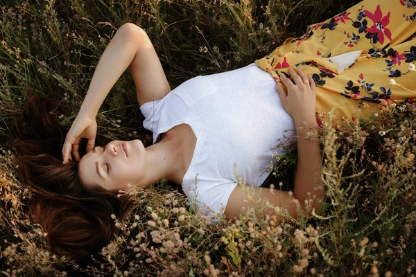 Girl Lies Grass Summer Field — Stock Photo, Image