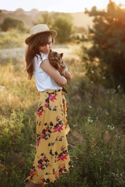 Lány Kutyával Nyáron Sétálni — Stock Fotó