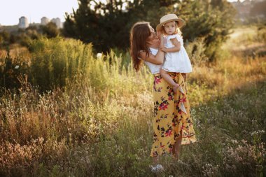 Anne ve kızı yaz yürüyüşüne çıktılar.