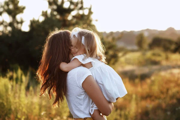 Mãe Filha Abraçam Passeio Verão — Fotografia de Stock