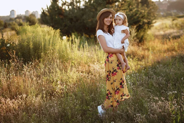 Mamá Hija Verano Campo Paseo — Foto de Stock