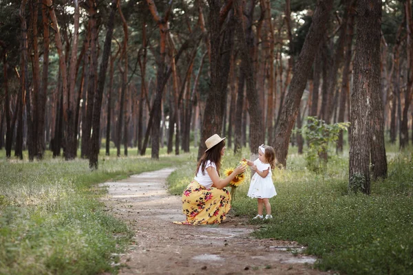 Mãe Filha Floresta Uma Caminhada Verão — Fotografia de Stock