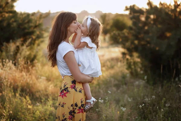 Anne ve kızı yazın yürüyüşe çıkarlar.