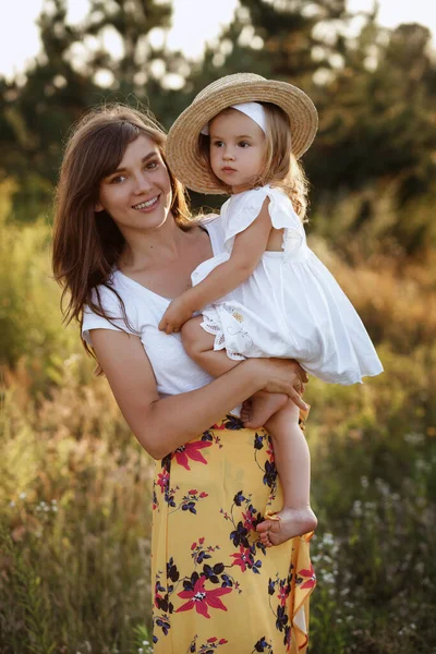 Mamãe Segura Sua Filha Verão Para Uma Caminhada Família — Fotografia de Stock