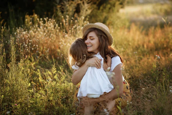 Mãe Abraça Sua Filha Verão Uma Caminhada — Fotografia de Stock