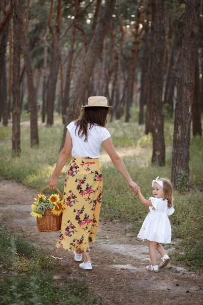 Anya Lánya Egy Séta Erdőben Nyáron — Stock Fotó