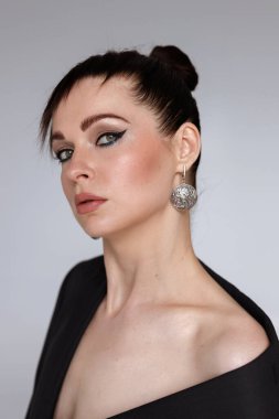 35-40 yıldır stüdyoda makyajlı bir kadın. Minimalizm