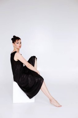 Stüdyoda beyaz bir arka planda 40 yıl geçirmiş bir kadın.