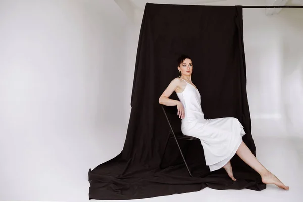 Kobieta Lat Białej Jedwabnej Sukience Czarnym Tle Studio — Zdjęcie stockowe