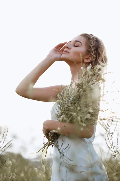 Menina Com Buquê Flores Silvestres Pôr Sol Setembro — Fotografia de Stock