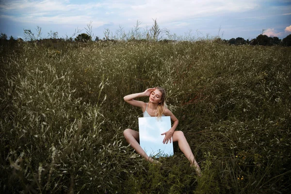 Fille Avec Miroir Trouve Dans Les Fleurs Coucher Soleil Été — Photo