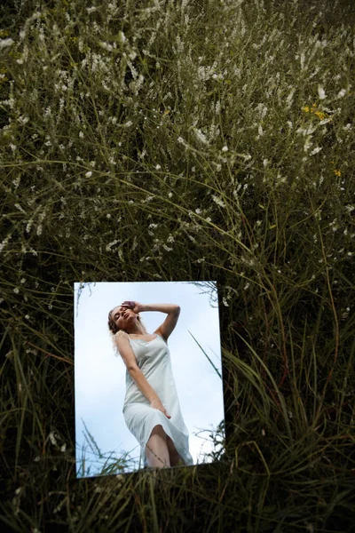 Reflet Une Fille Dans Une Robe Dans Miroir Dans Herbe — Photo