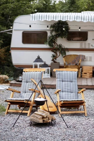 Köy evi. Bahçede iki sandalye ve bir ateş.