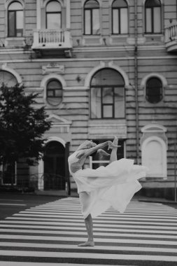 Balerin yazın şafak vakti Metropolis 'te.