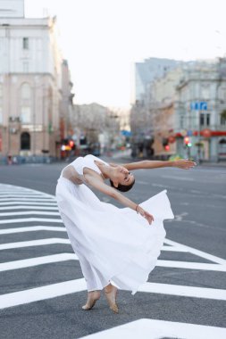 Şafakta şehirde bir dansçı. Bale Okulu