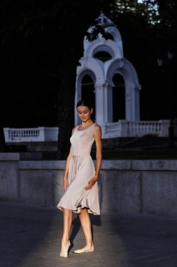 Güneşli bale okulundan bir kız.