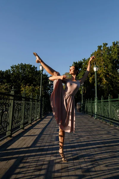 Balerina Dalam Tarian Sinar Terang Dengan Musik — Stok Foto