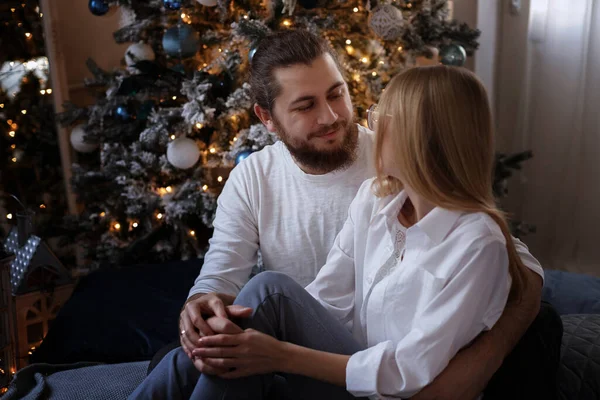 Chica Chico Fondo Del Árbol Navidad Apartamento Mirándose —  Fotos de Stock