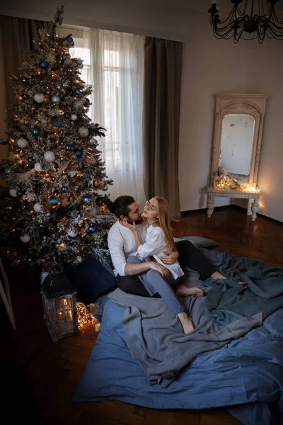 Ett Par Säng Lägenhet Med Julgran Julen — Stockfoto