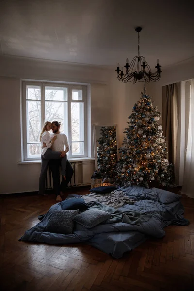 Guy Abraços Menina Apartamento Por Janela Dia Natal — Fotografia de Stock