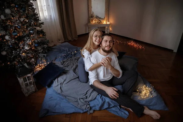 Mann Und Mädchen Weihnachten Bett — Stockfoto