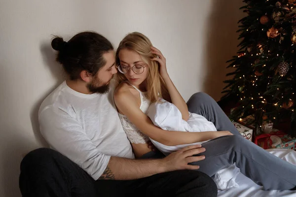 Casal Amantes Olham Para Outro Sentado Cama — Fotografia de Stock