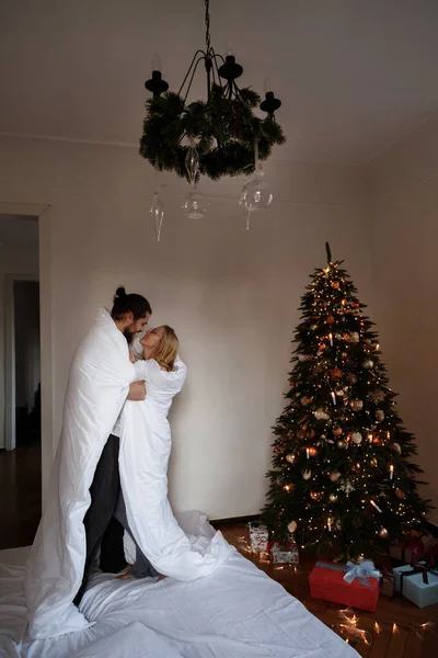 Casal Cobertor Natal Ano Novo Juntos — Fotografia de Stock