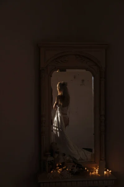 Отражение Девушки Зеркале Спальне — стоковое фото