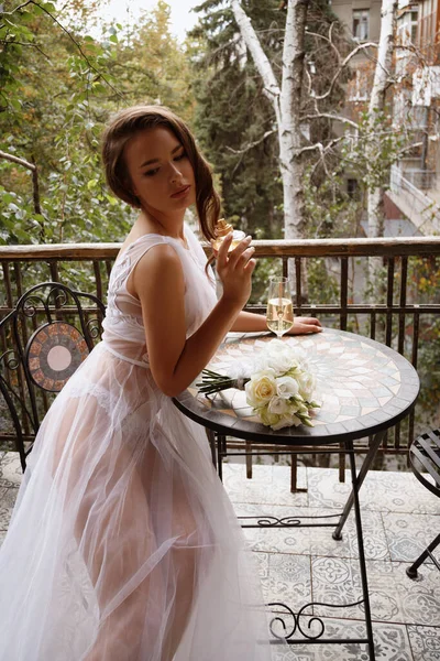 Braut Morgen Mit Einem Glas Champagner Transparenten Kleid — Stockfoto