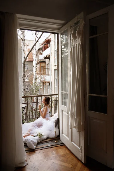 Der Morgen Der Braut Mädchen Transparentem Kleid Auf Balkon Hochzeitskleid — Stockfoto