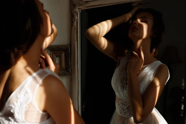 Ayna oyunundaki kızın yansıması. Yüzündeki ışık oyunu.