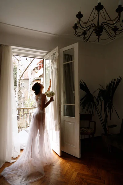 Brautsilhouette Fenster Mit Strauß Und Brautkleid — Stockfoto