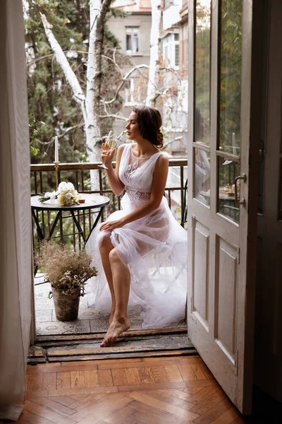 Mädchen Transparenten Kleid Auf Dem Balkon Mit Champagner — Stockfoto